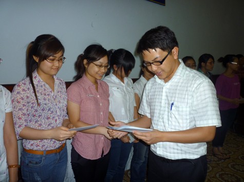 Ông Phan Hồng Sơn - Phó Tổng biên tập Báo Giáo dục Việt Nam trao tặng 10 suất học bổng tiếng Anh trị giá 2 triệu đồng/suất